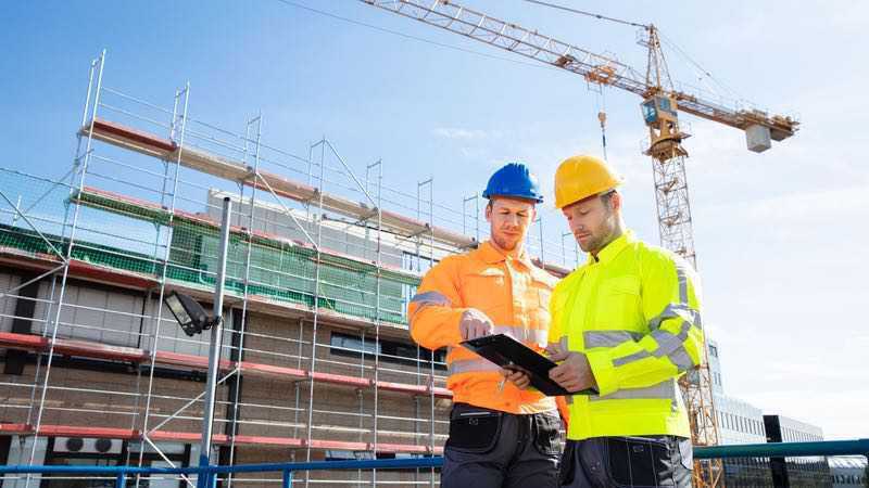 Architecte et chef de chantier sur le site de construction