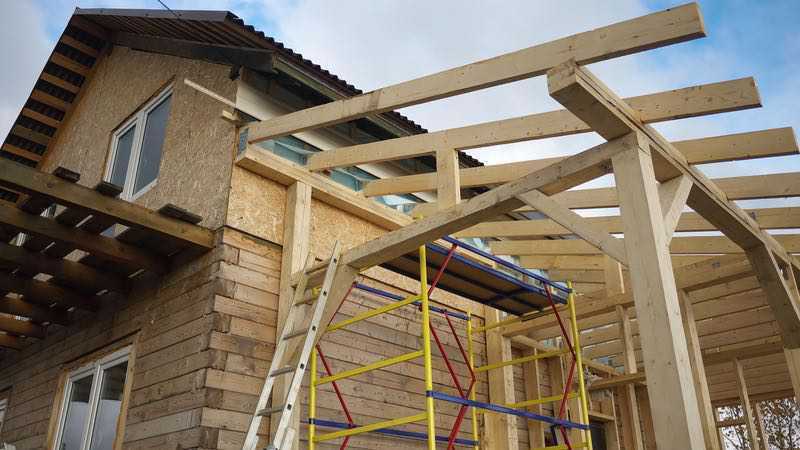 Reconstruction extérieure renouvellement de la construction de l'auvent du toit