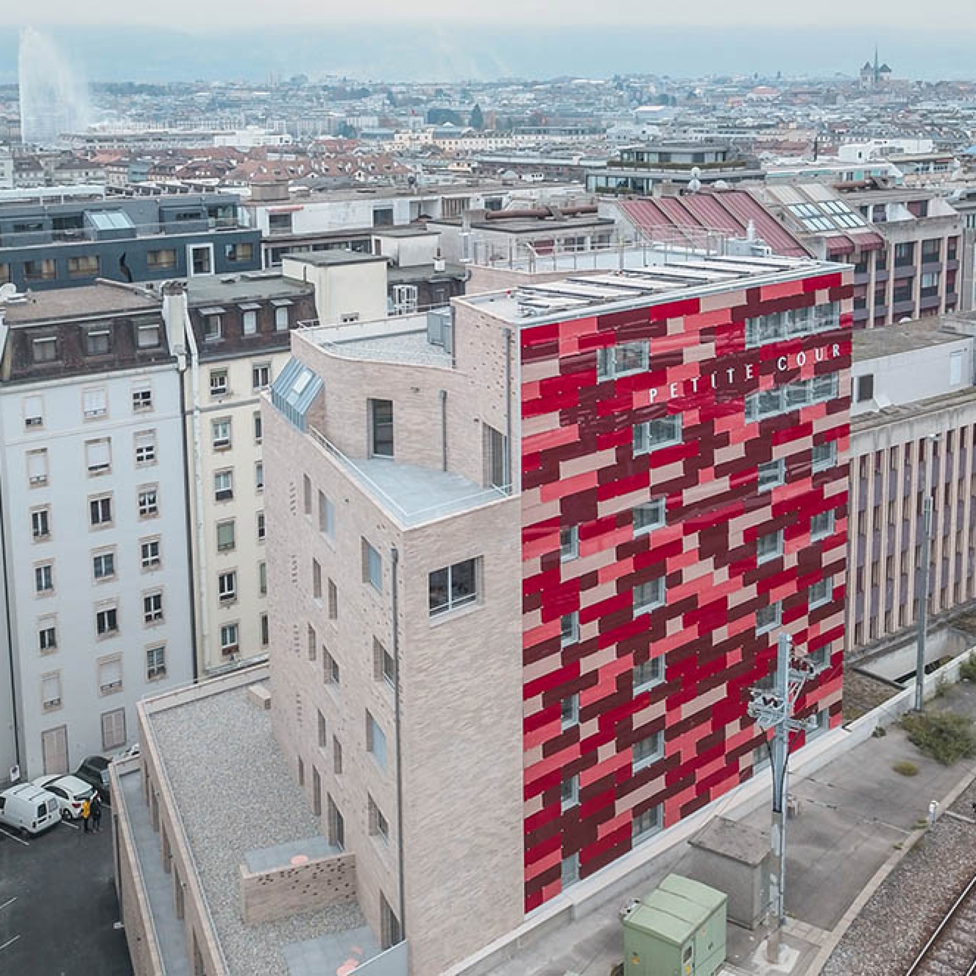 Des éléments en verre émaillé habillent la façade. Cet élément visuel a pour autre avantage d’atténuer les nuisances acoustiques de la voie de chemin de fer. (Image 1 sur3) ThinkUTOPIA