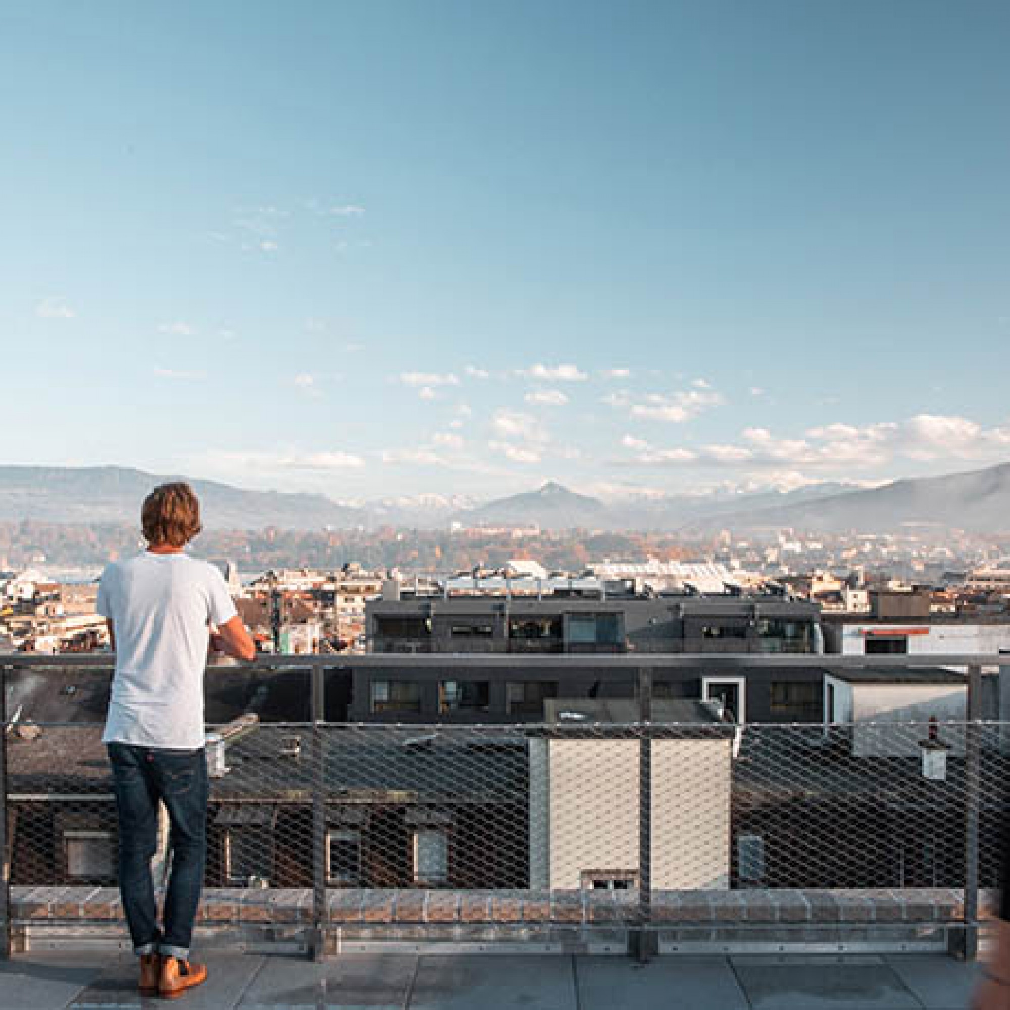 L’appartement en attique possède une grande terrasse panoramique avec vue sur la rade. (Image 3 sur3) ThinkUTOPIA