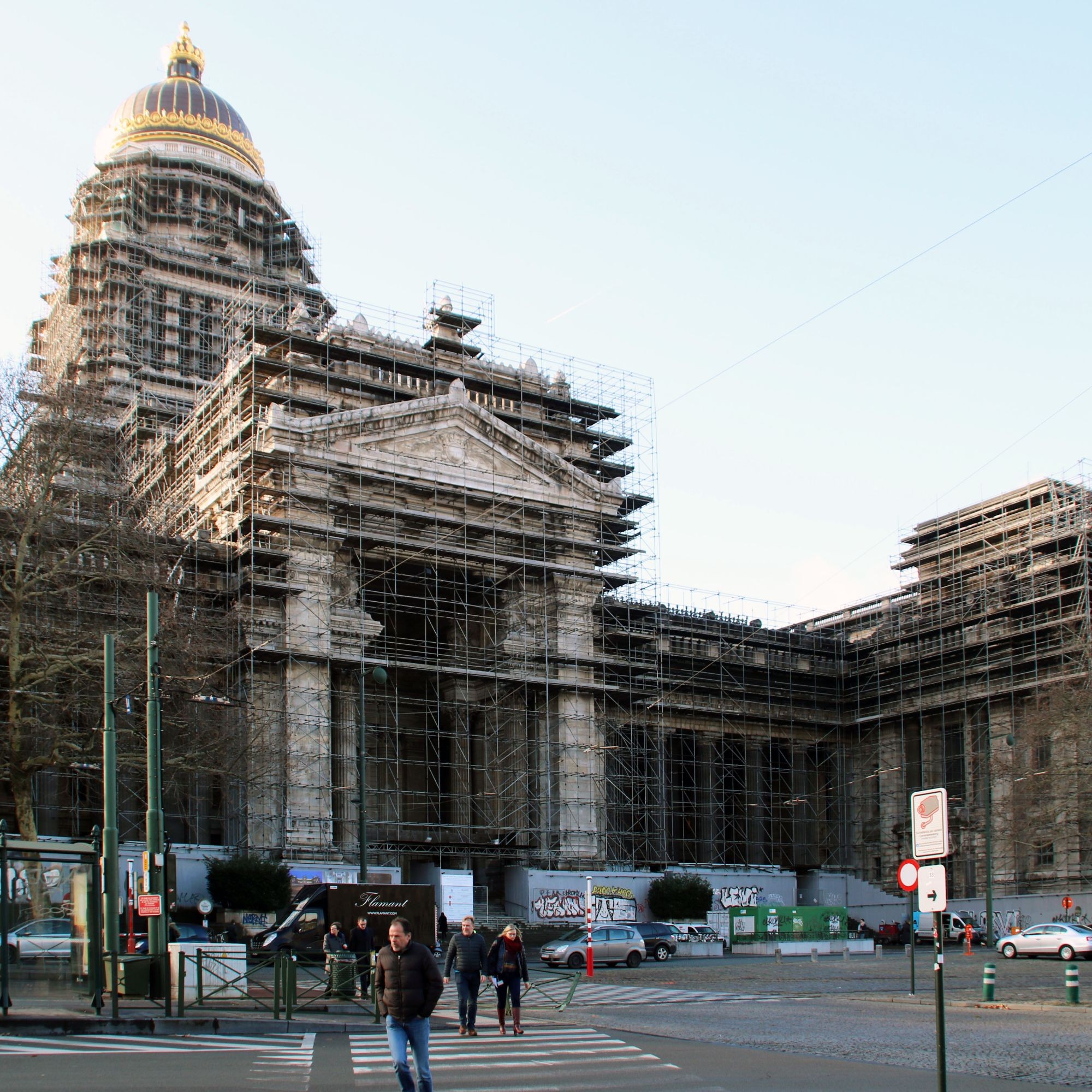 Le Palais de Justice de Bruxelles, bardé d'échafaudages.