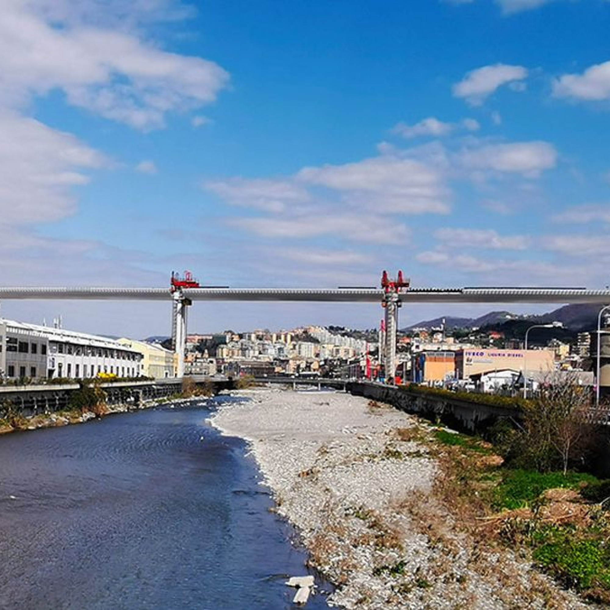 Le viaduc comprend quatre voies carrossables et deux voies d'urgence. Construit dans une structure mixte acier-béton, il mesure 1067 m de long et se compose de 19 travées soutenues par 18 plots en béton armé de section elliptique et de forme constante.