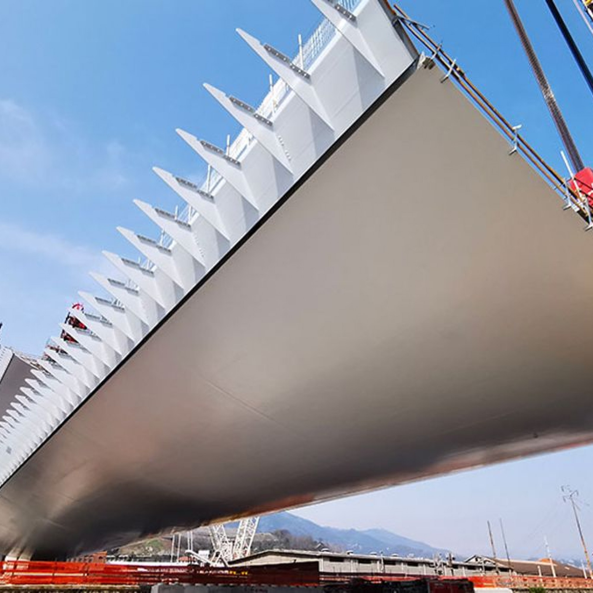 En une année à peine, le nouveau pont Saint-Georges est sorti de terre. 19 piles qui montent jusqu’à 90 m de hauteur, un tablier en acier qui ressemble à la carène d’un navire.