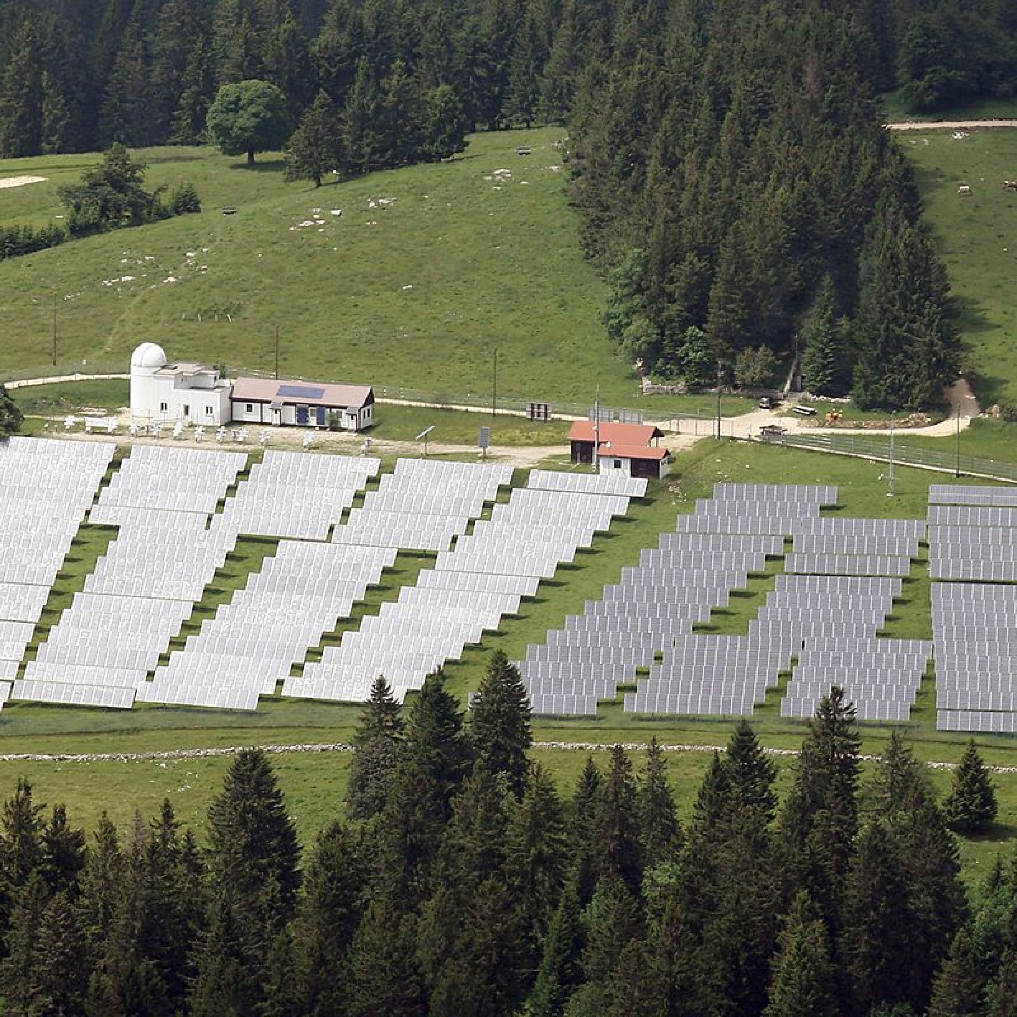 centrale solaire au sol de Mont-Soleil, dans le Jura bernois, reste la plus vaste de Suisse romande.