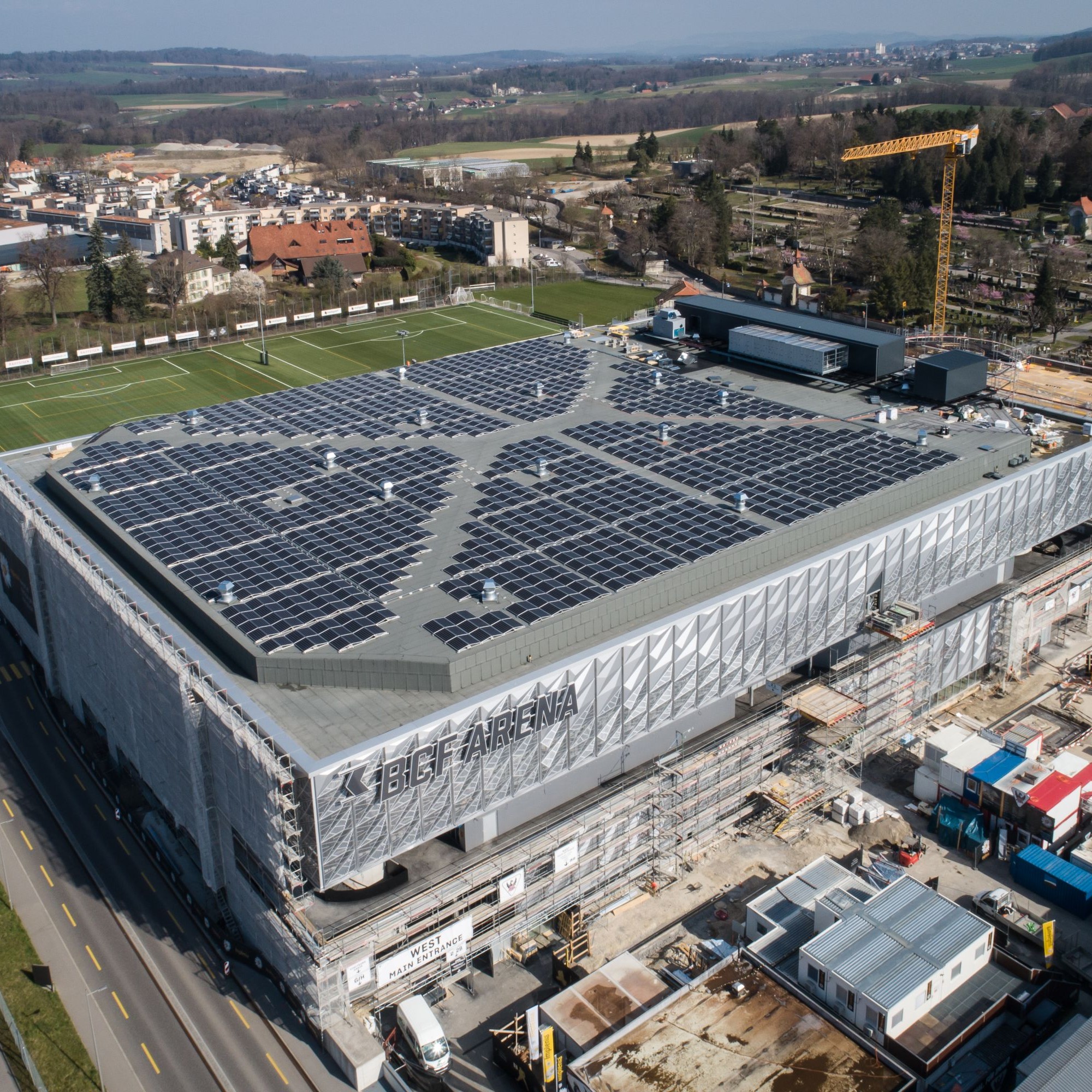 Groupe E, avec la nouvelle patinoire de Saint-Léonard à Fribourg. Photovoltaîque. Solaire.