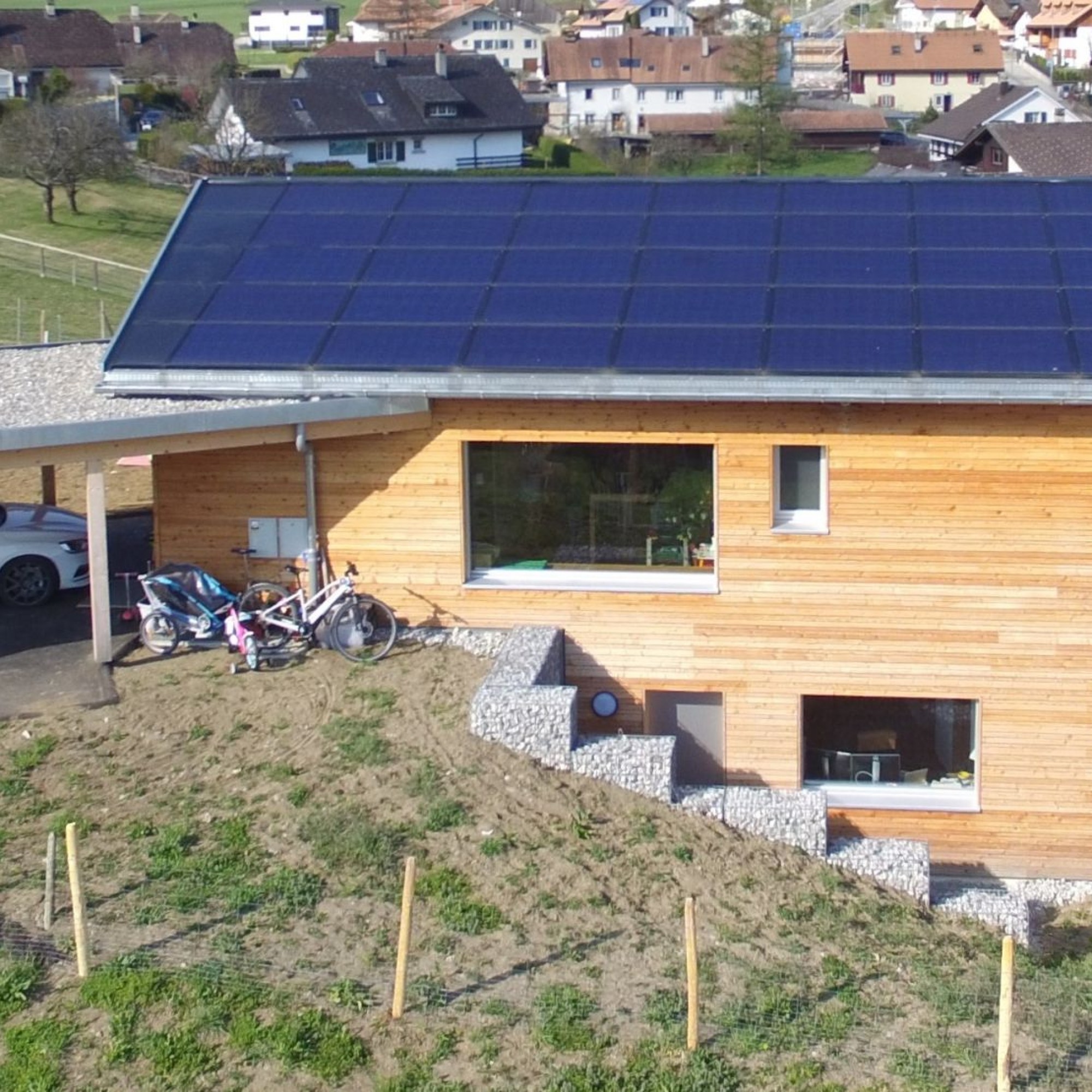 L’excédent solaire produit par la nouvelle villa de la famille Meuwly, à Pringy (FR) permettrait à onze véhicules électriques de parcourir chacun 12’000 km/a sans émettre de CO2