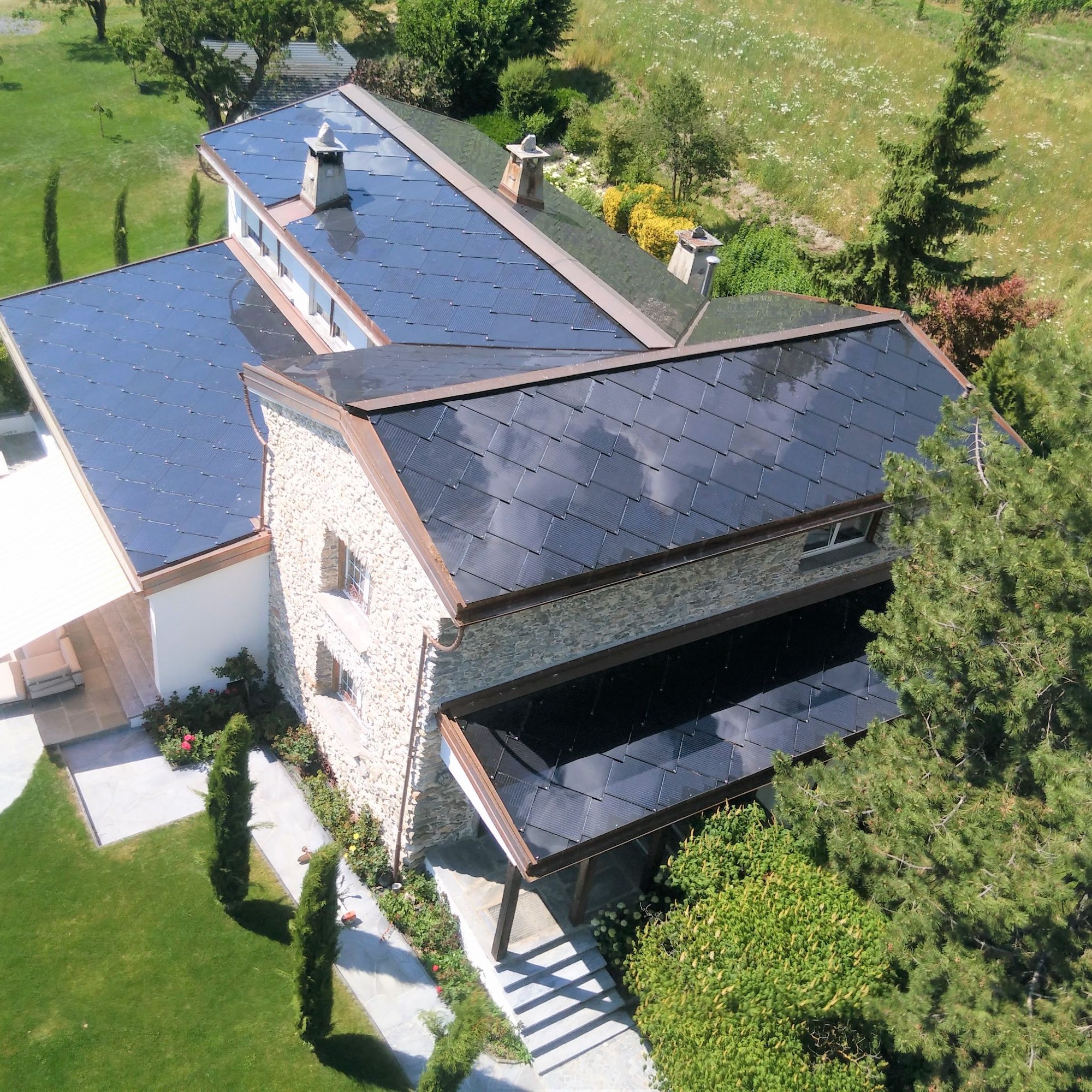 La villa Revaz à Pont-de-la-Morge, près de Sion s’impose comme le plus ancien bâtiment à énergie positive de Suisse.