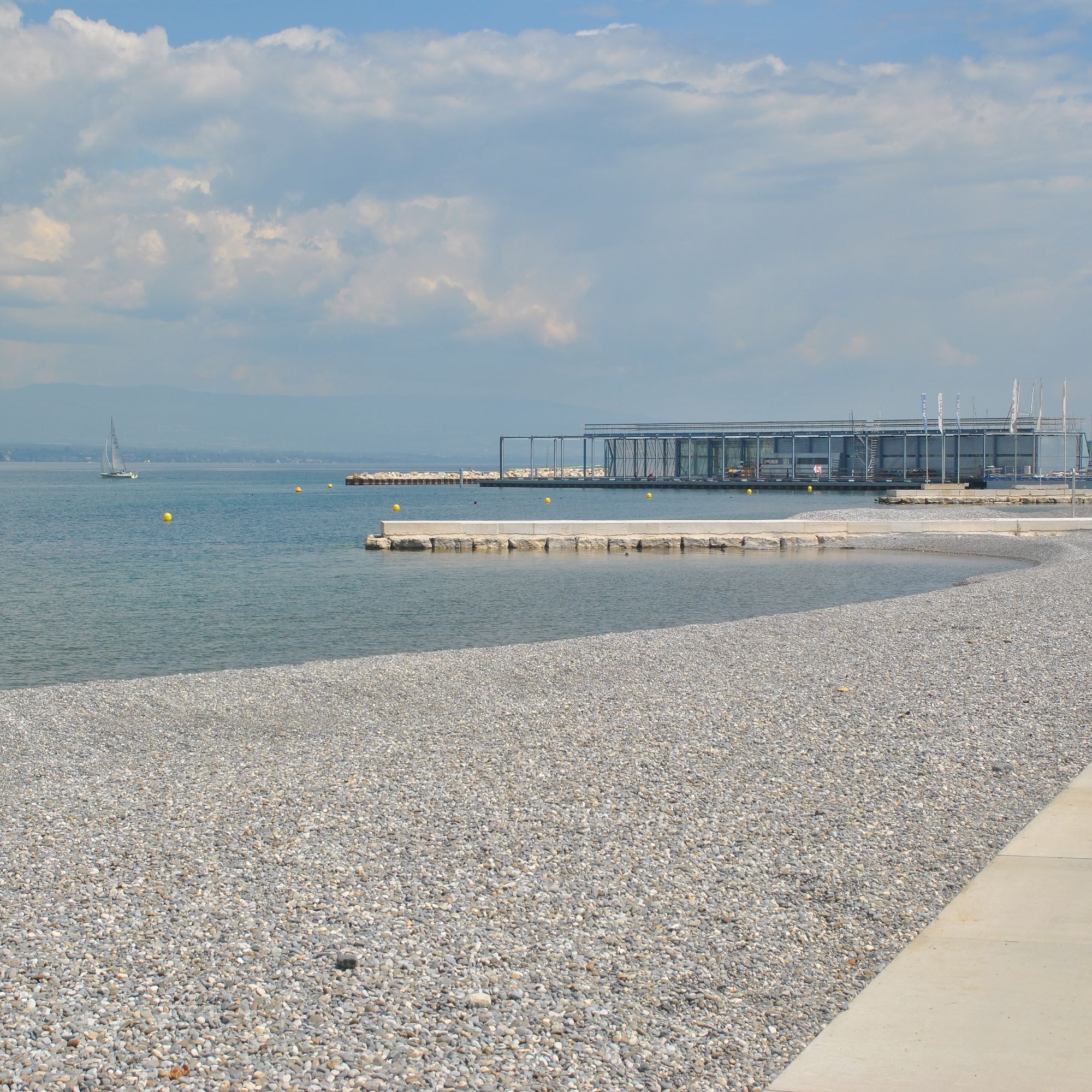 L'ouverture de la nouvelle plage des Eaux-Vives, à Genève, avait dû être reportée en août en raison des mesures de sécurité sanitaire prises sur le chantier.