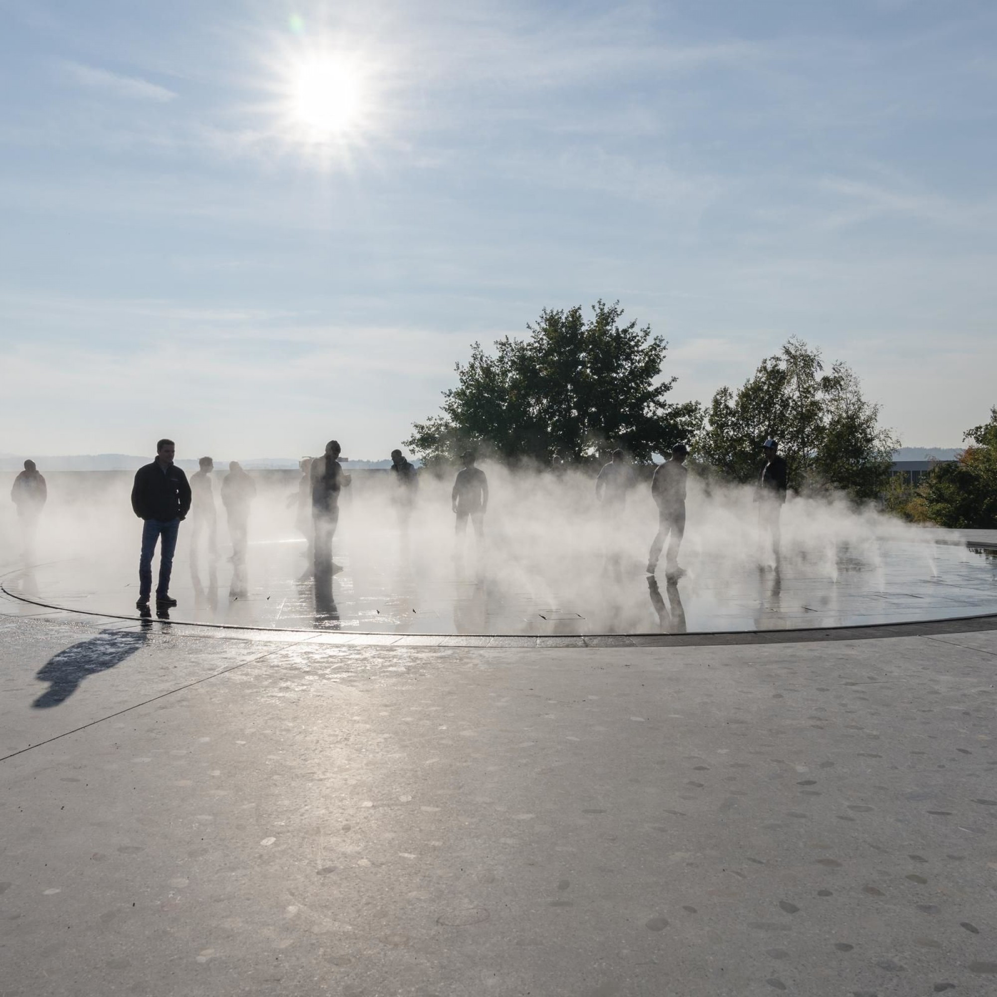 Au centre du parc, une plate-forme où jeux d'eau et de brouillard se mêlent.