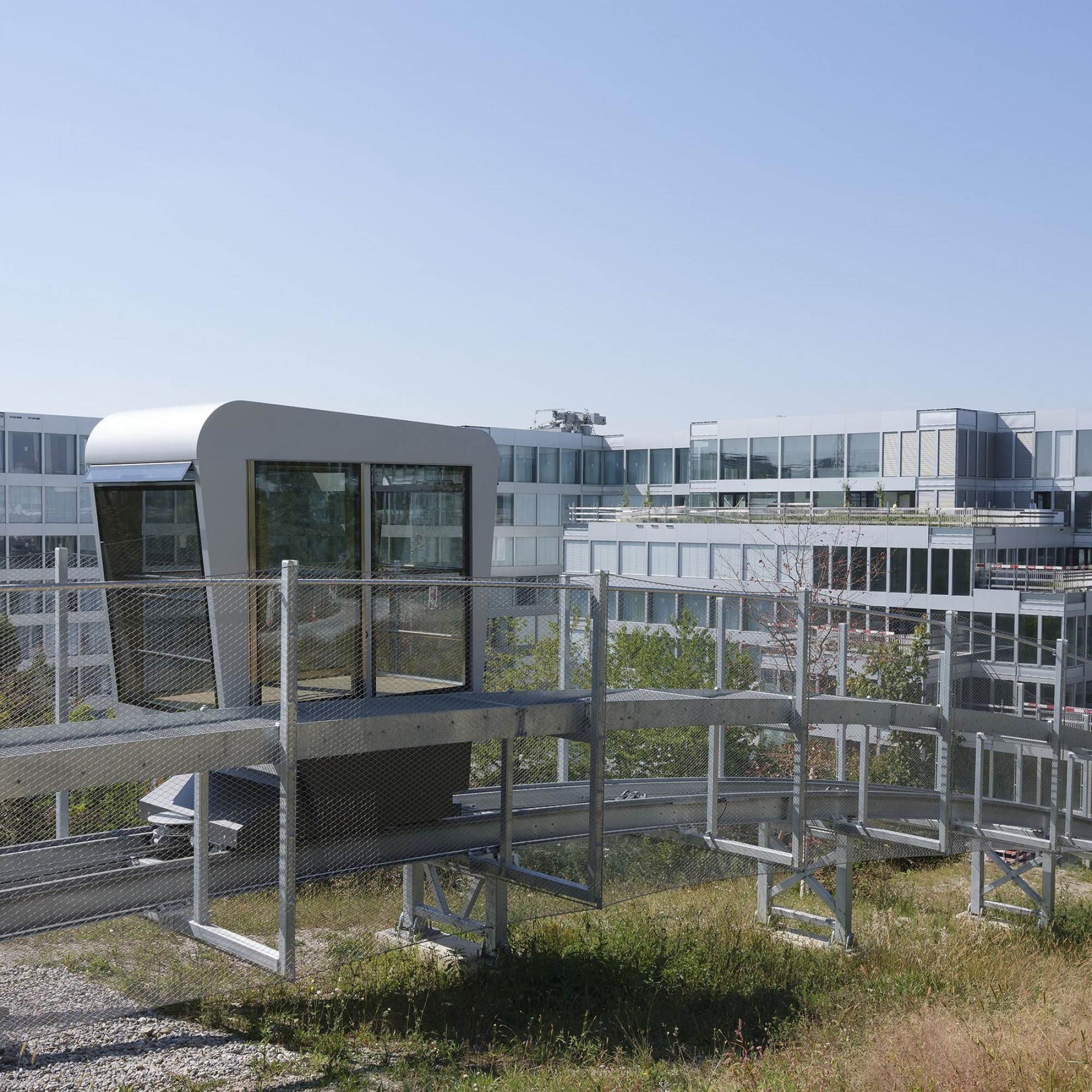 Un funiculaire permet de relier les bâtiments de l'espace affaires et le parc attenant. 