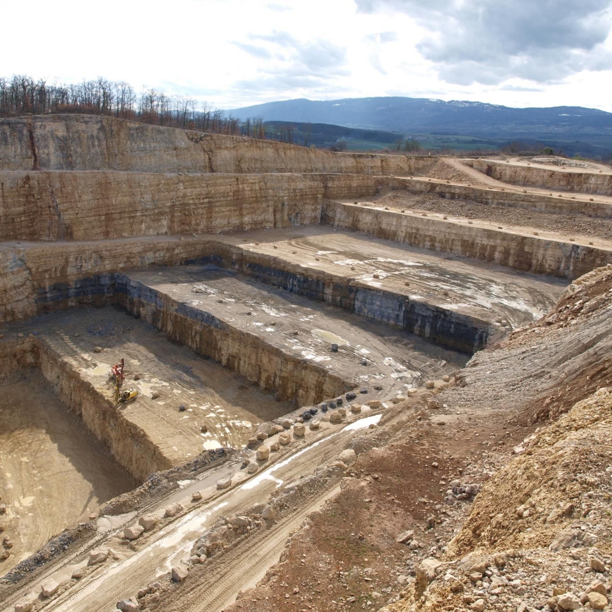 Le cimentier Holcim exploite le site d'Eclépens depuis 1953, au grand dam des défenseurs de l'environnement d'aujourd'hui.