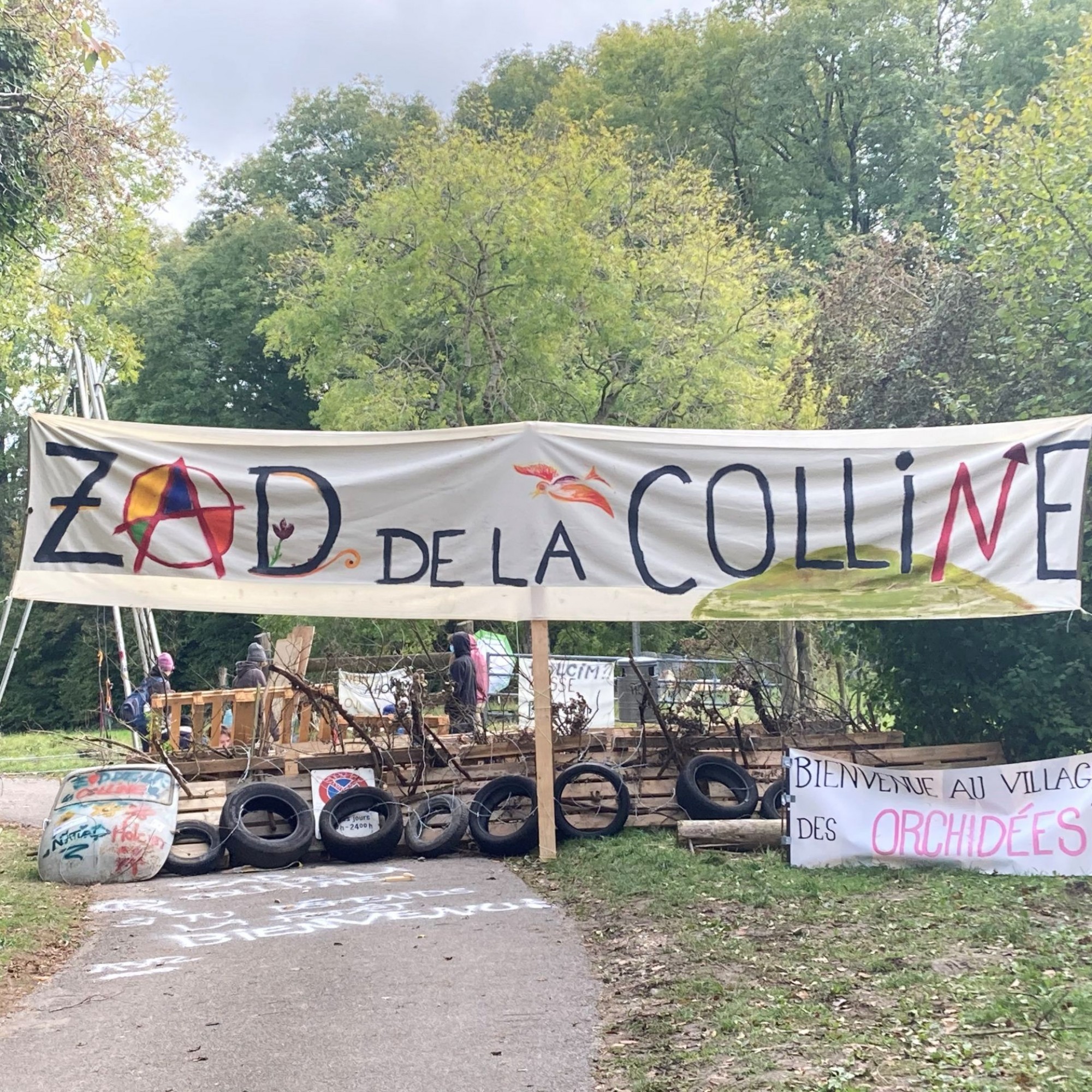 Le collectif opposé à Holcim a installé des barrages routiers pour filter l'accès au site qu'ils occupent. 