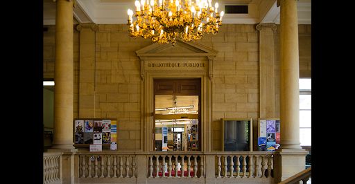 A l'intérieur, l'accès au livre est monumental. Un sacré défi pour les architectes de le réaménager aujourd'hui.