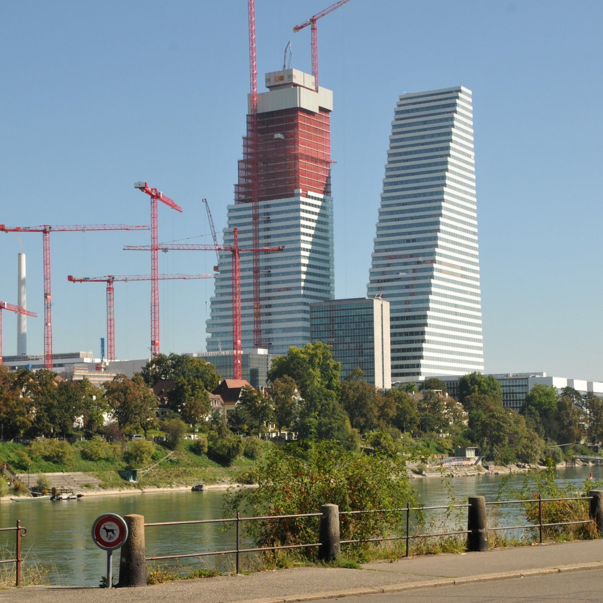 La deuxième tour Roche en construction à Bâle sera pour un temps le plus haut immeuble de Suisse, avec une taille de 205 m.