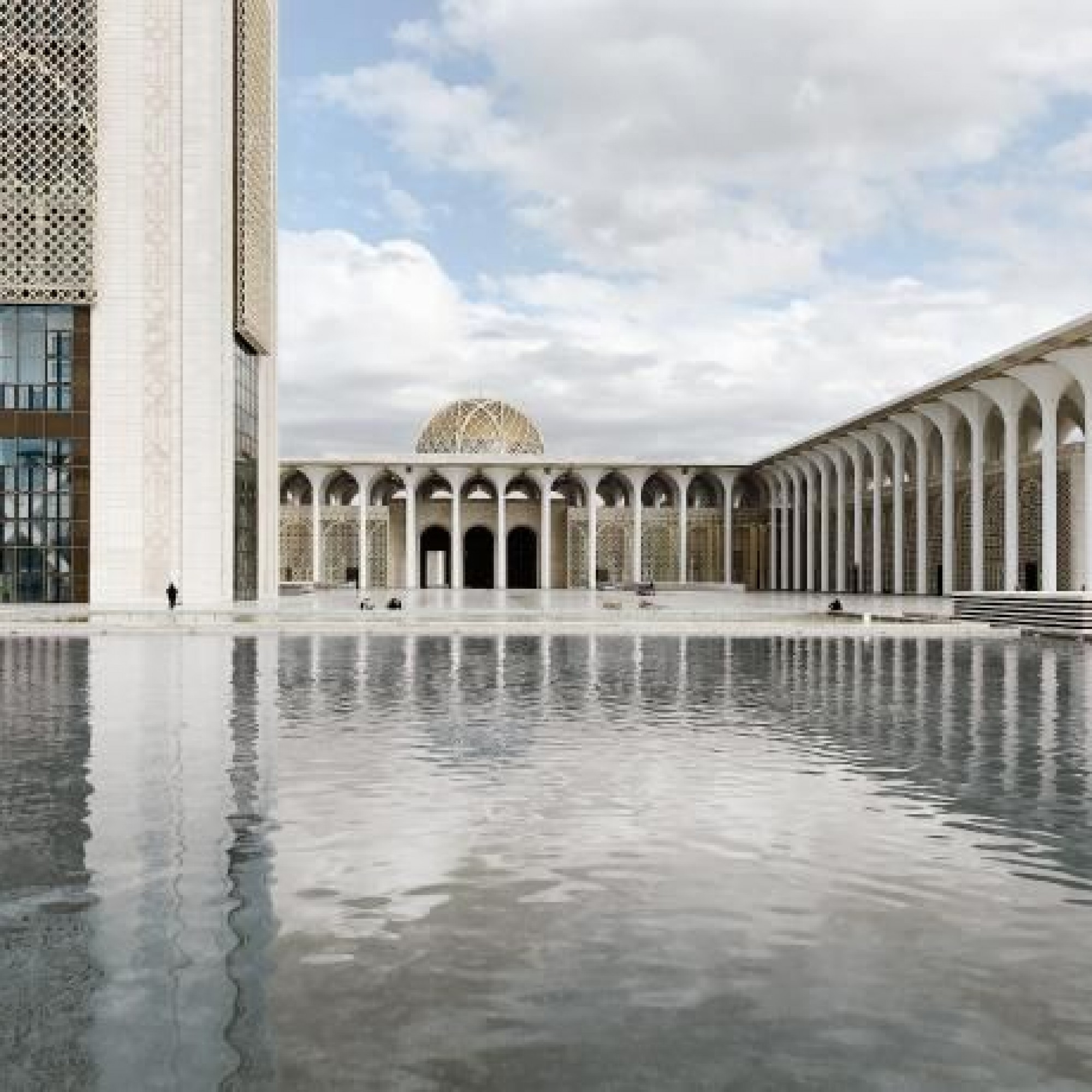 La grande mosquée repose sur une plateforme simple recouvrant un vaste parking souterrain.