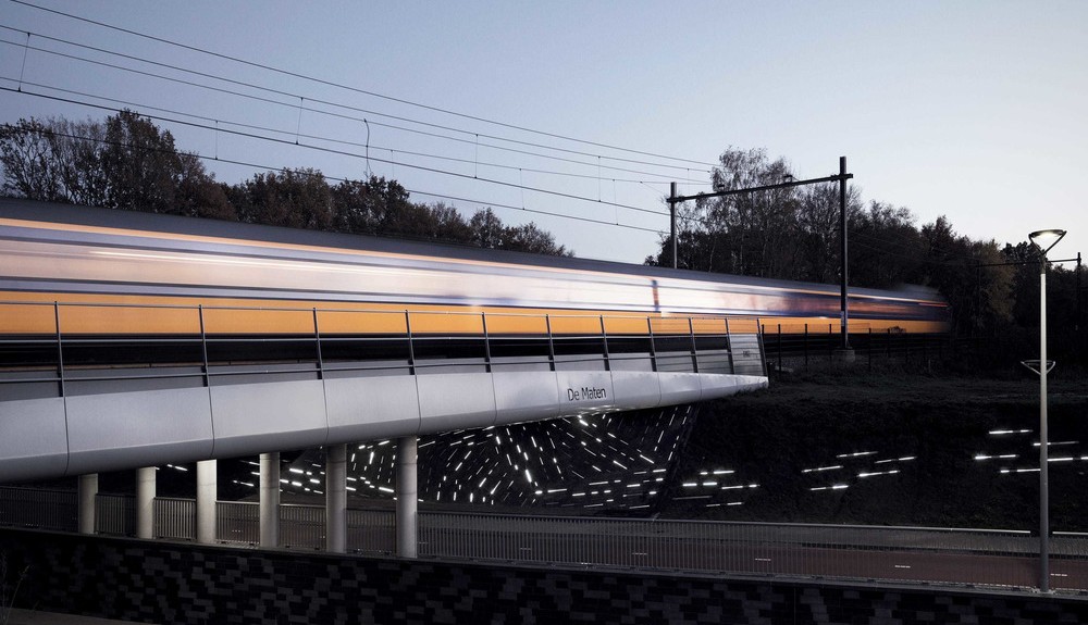 Assen, l'installation lumineuse Een Spoor van Water (Un sentier d'eau) de l'artiste Matthias Oostrik.