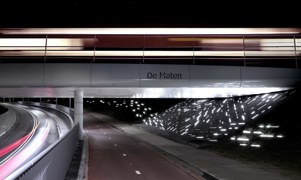 Assen, l'installation lumineuse Een Spoor van Water (Un sentier d'eau) de l'artiste Matthias Oostrik.