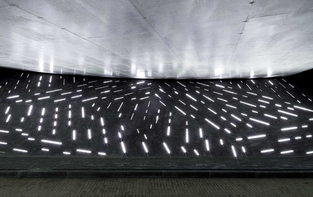 Assen, l'installation lumineuse Een Spoor van Water (Un sentier d'eau) de l'artiste Matthias Oostrik.