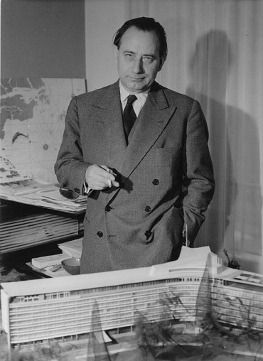 WEB1_Jean Tschumi devant la maquette du siège de Nestlé, 1960. © Archives Bernard Tschumi