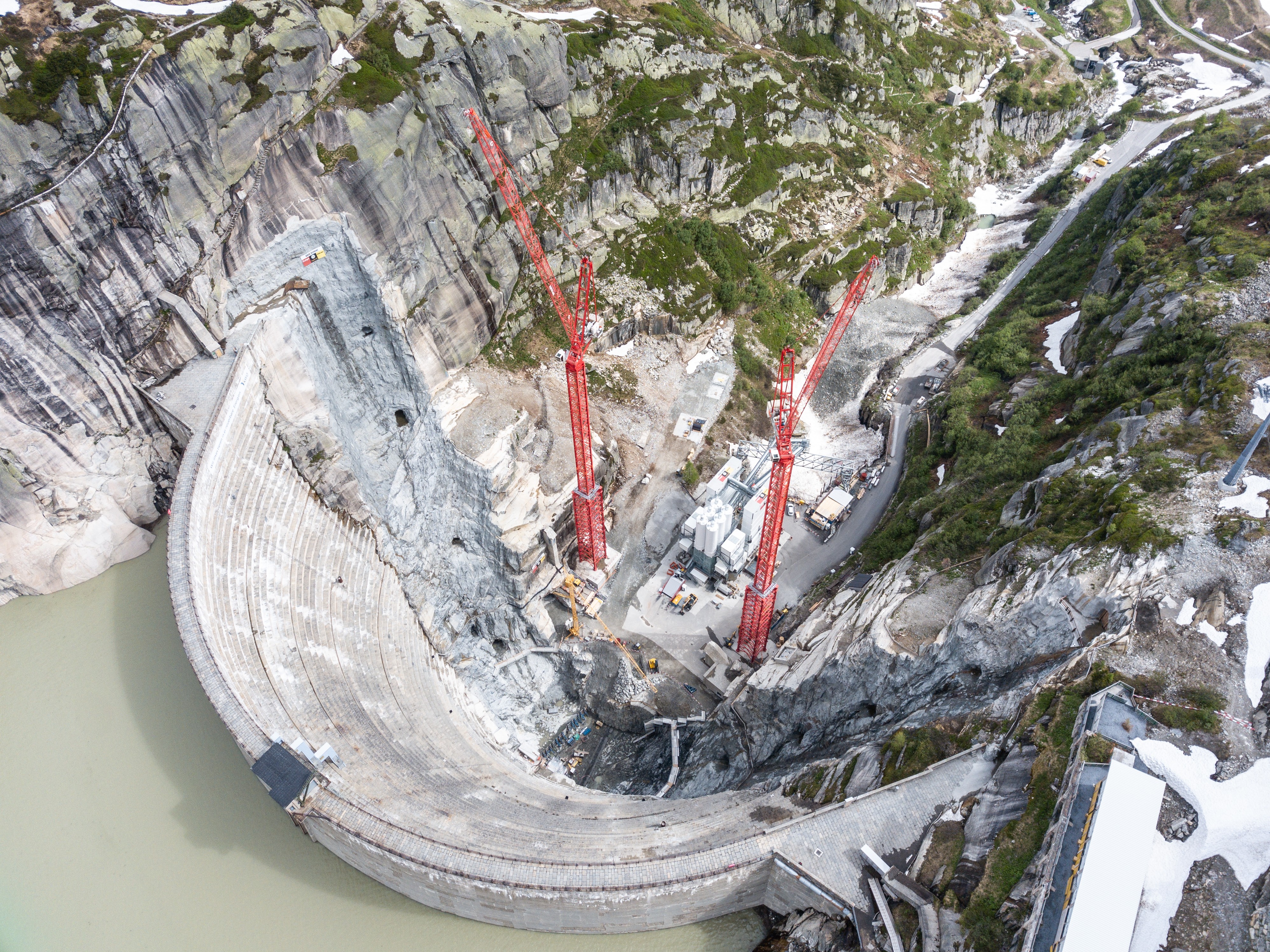 Grues WOLFF 1250 sur le barrage de Spitallamm, au Grimsel