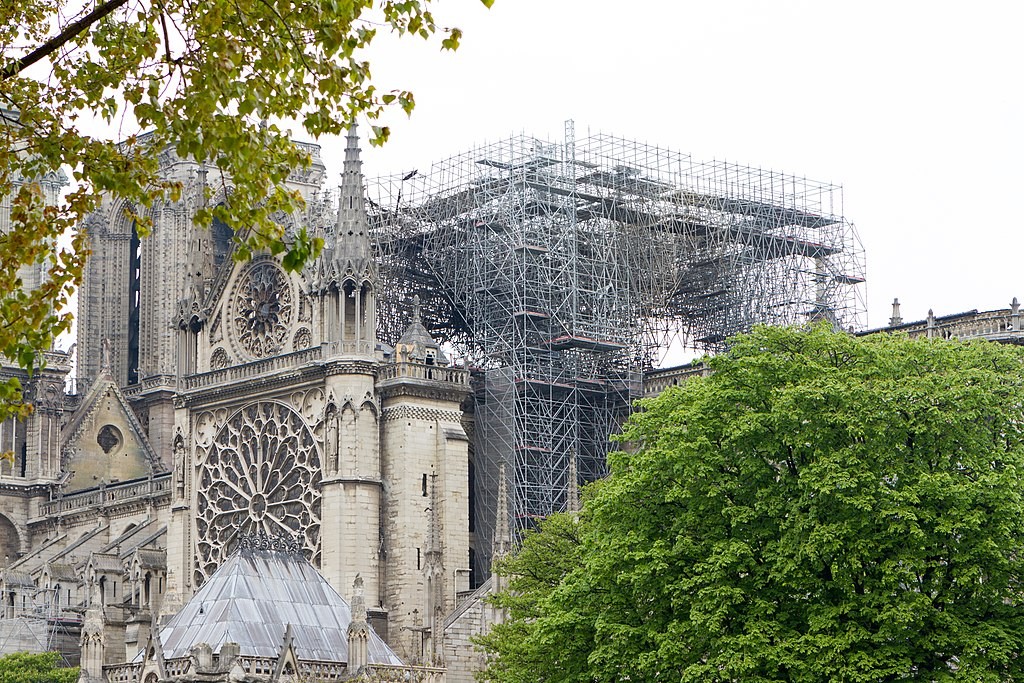 Echafaudages à Notre-Dame de Paris après l'incendie pour reconstruction.