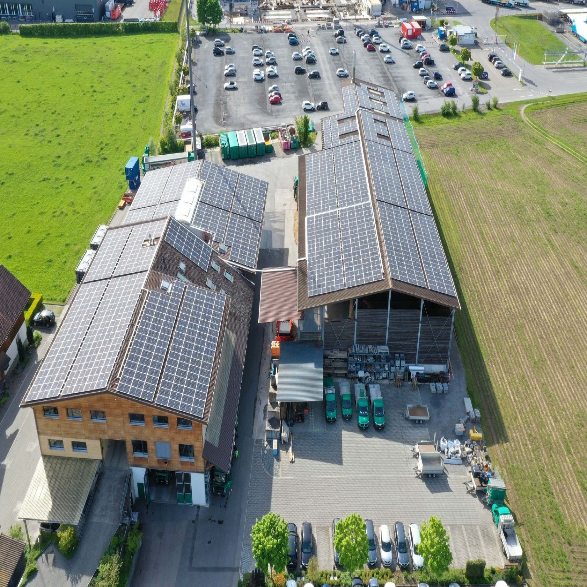 Le site de production d'Emmi à Emmen utilise désormais l'énergie solaire provenant des 1440 modules photovoltaïques installés sur les toits des bâtiments voisins d'Amstutz Holzenergie AG.