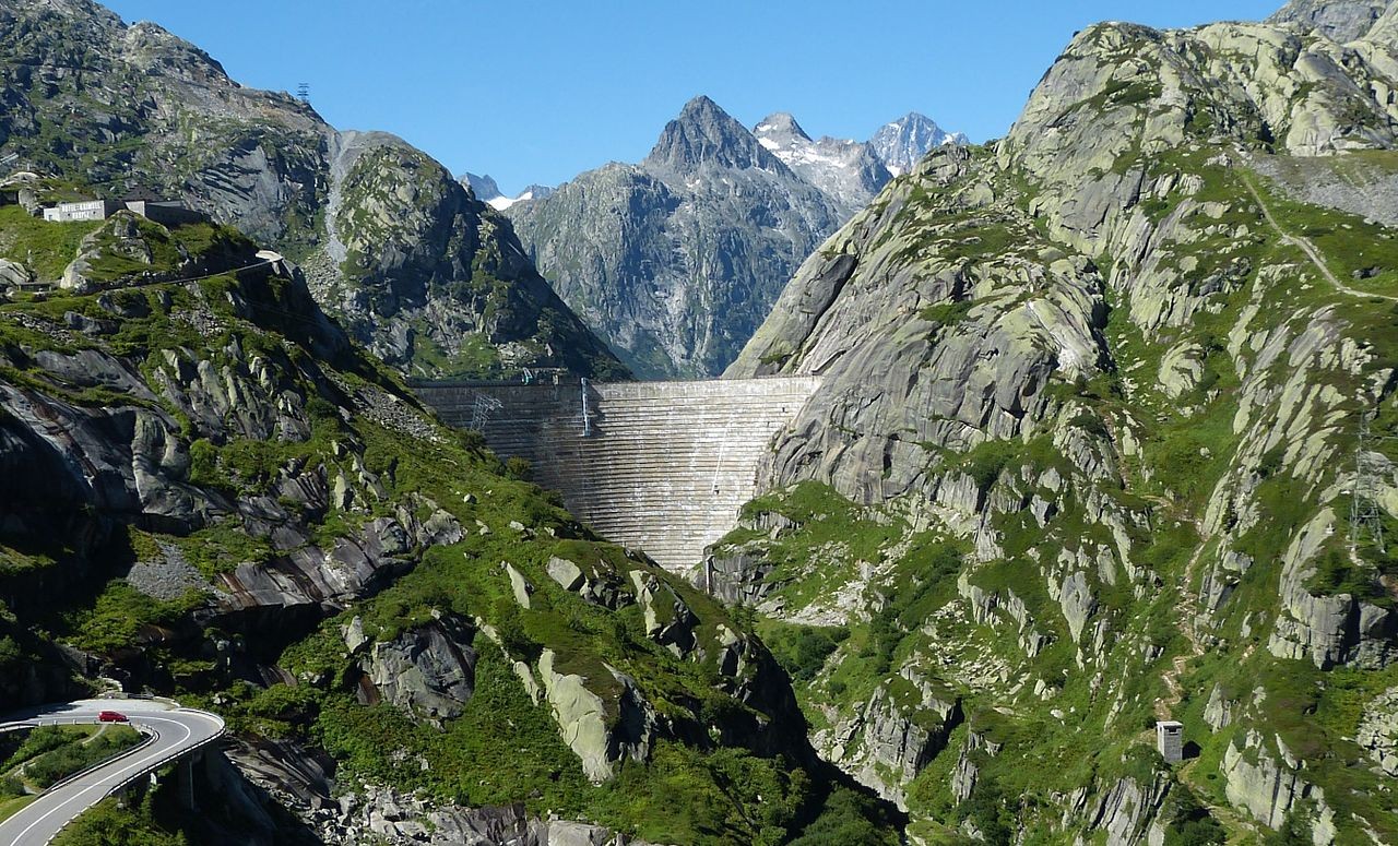 L'idée de Gaznat est de creuser dans le massif du Grimsel des cavernes capables de stocker l'équivalent de l'énergie accumulée par le barrage de la Grande Dixence.