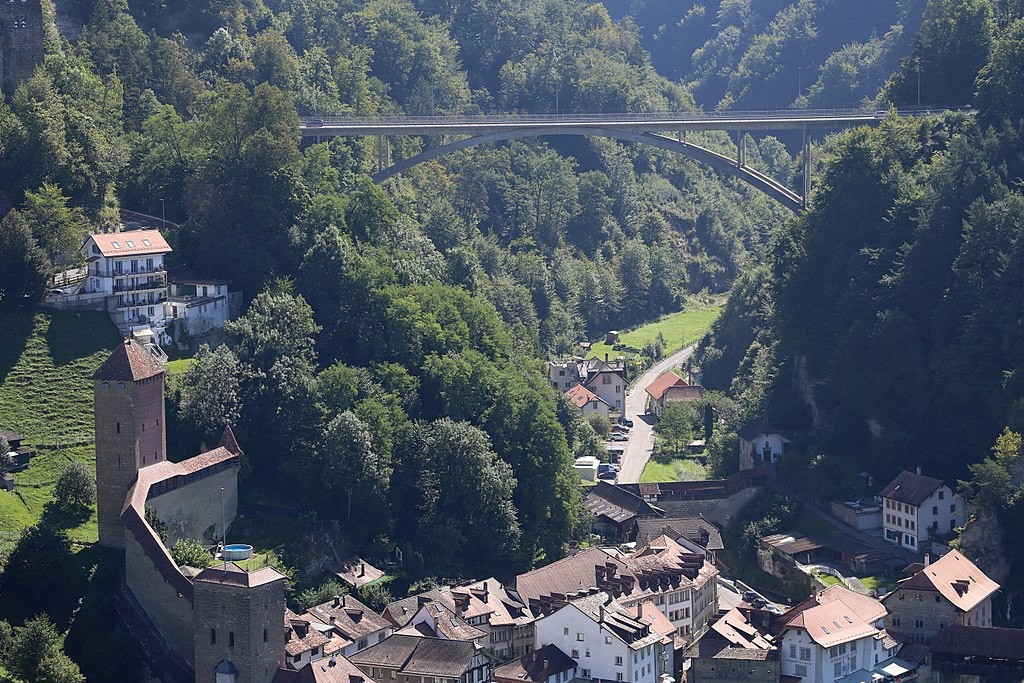 Le pont en arc du Gottéron a été réalisé en béton armé. Des travaux de stabilisation rocheuse doivent être menés à l'hiver 2021-22.