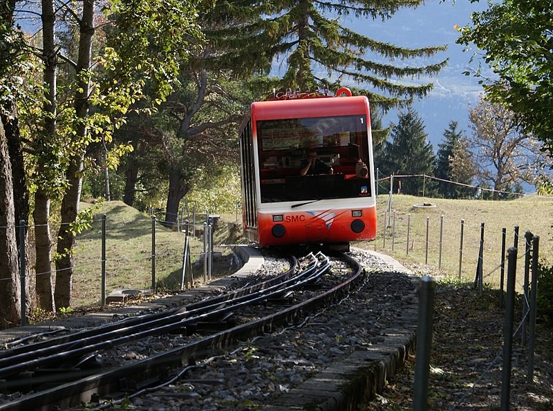 Une fois les rails changés et les gares rénovées, le funiculaire proposera trois courses directes entre Sierre et Crans-Montana par heure, au lieu d’une seule actuellement.