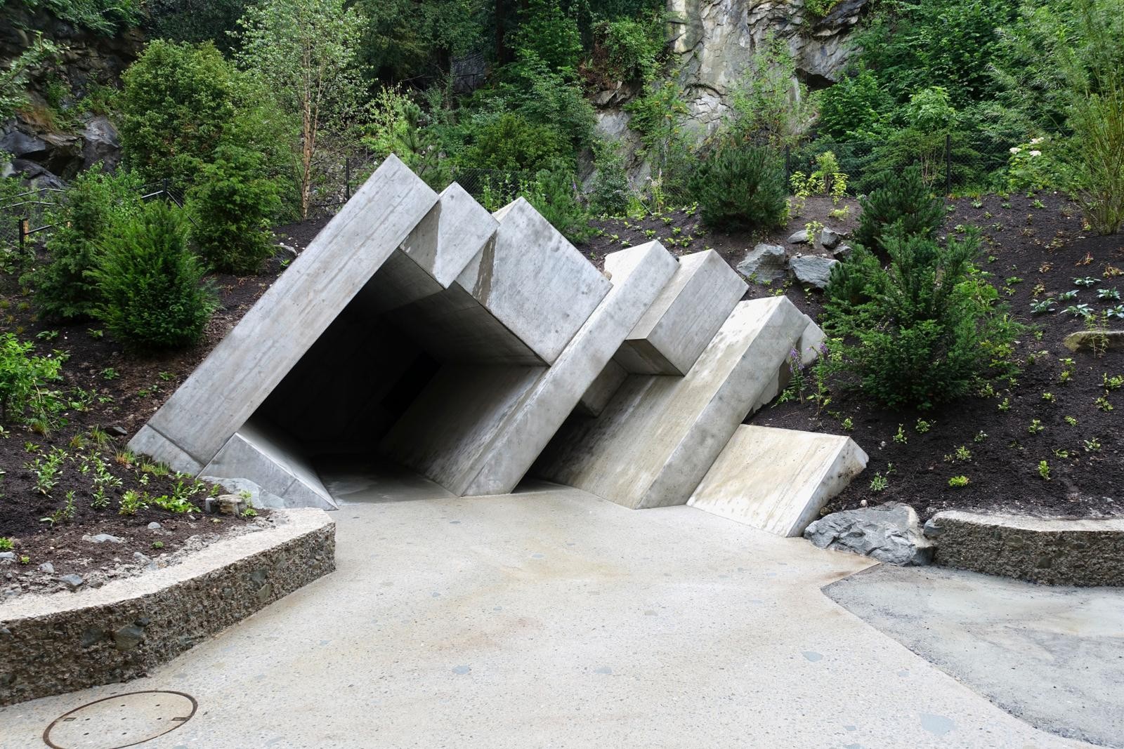 Le portail vers le nouveau monde rocheux est constitué de dalles de béton et de blocs inclinés à 55 degrés
