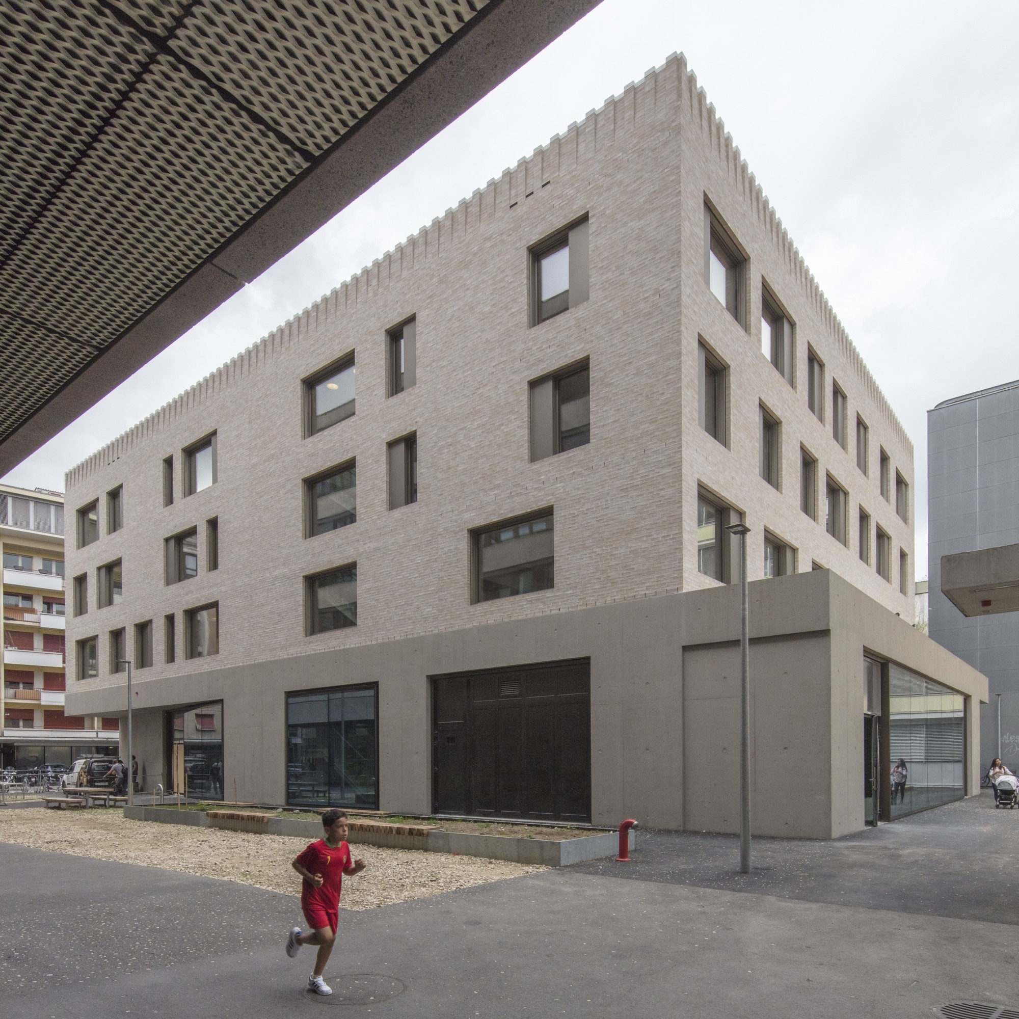 bâtiment d’équipements publics en briques au boulevard St-Georges 21 Genève