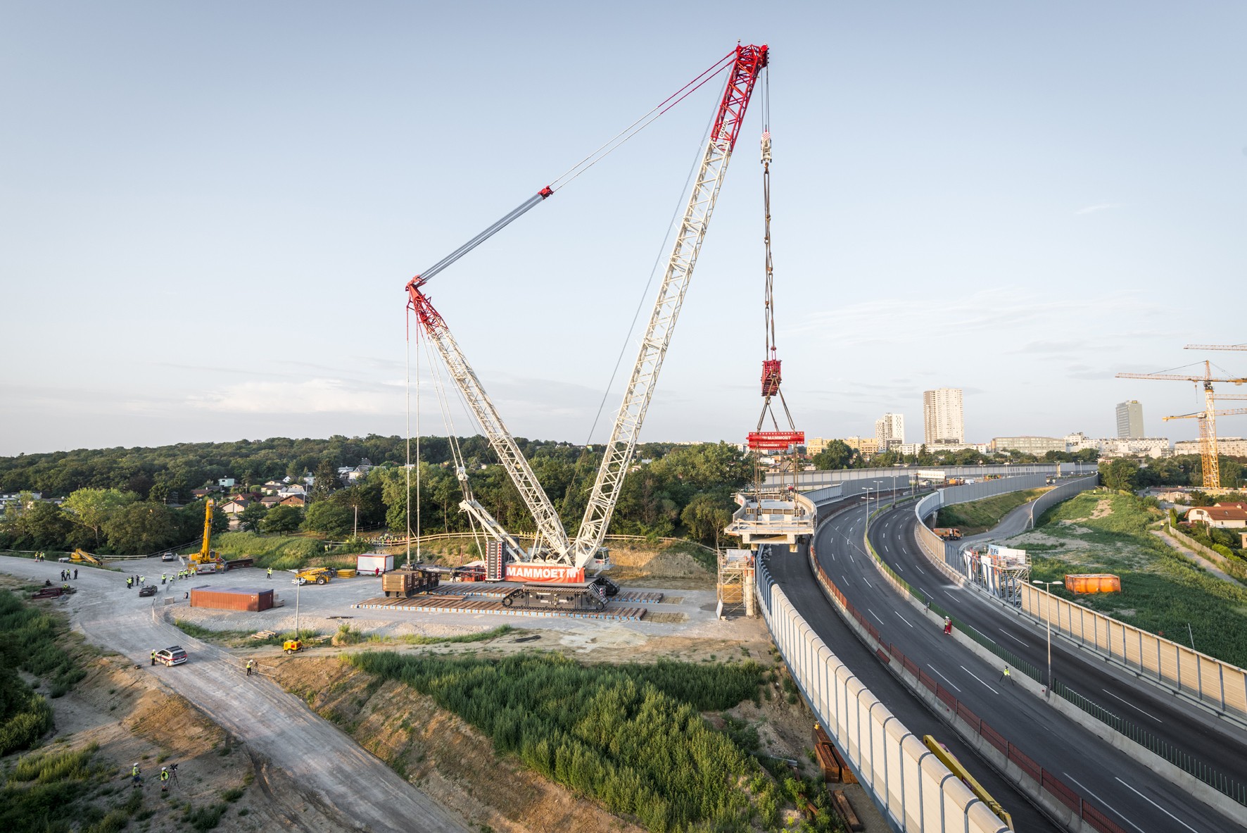 Une grue sur chenilles DEMAG CC 8800-1 soulève la section du pont à Vienne.