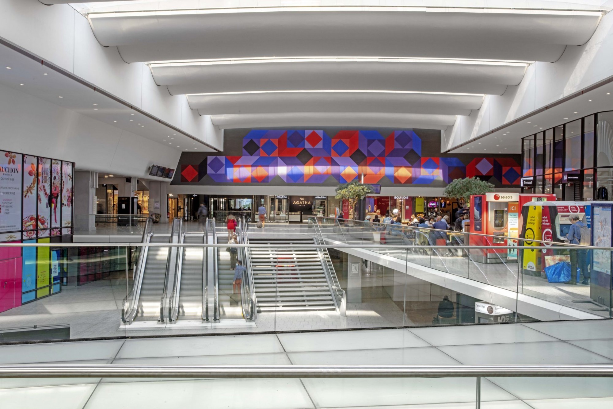 La Gare Montparnasse est transformée en en hub de lumière, modernité et transparence.