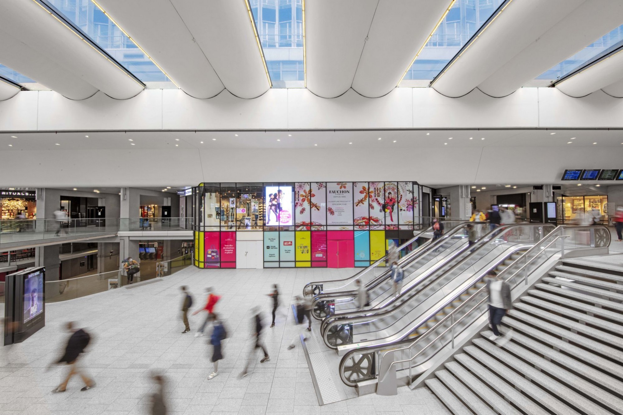 La Gare Montparnasse est rénovée transformée, la lumière est présente à tous les niveaux.