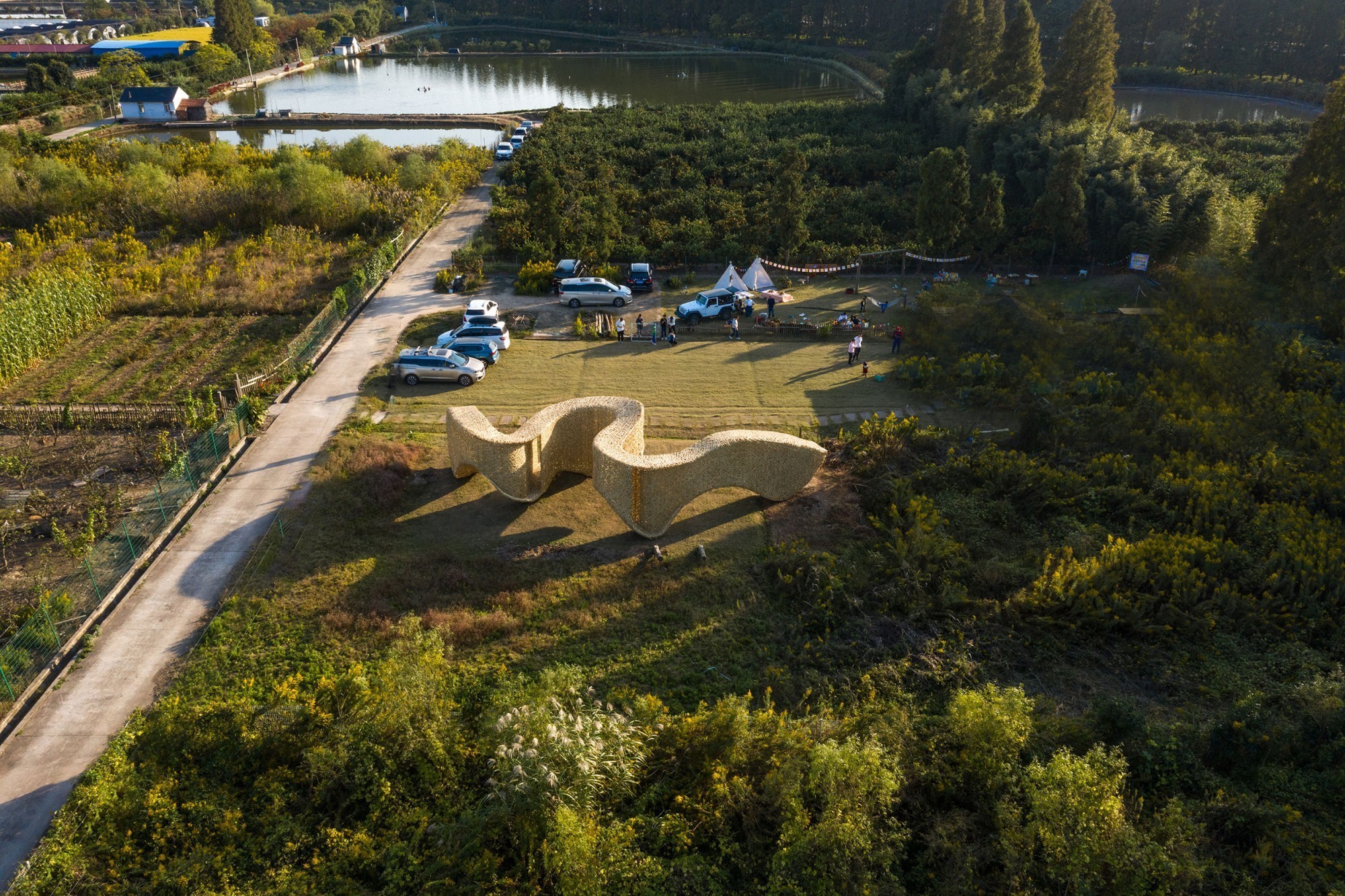 Le pavillon est destiné à inviter les visiteurs de l'île à s'y attarder.