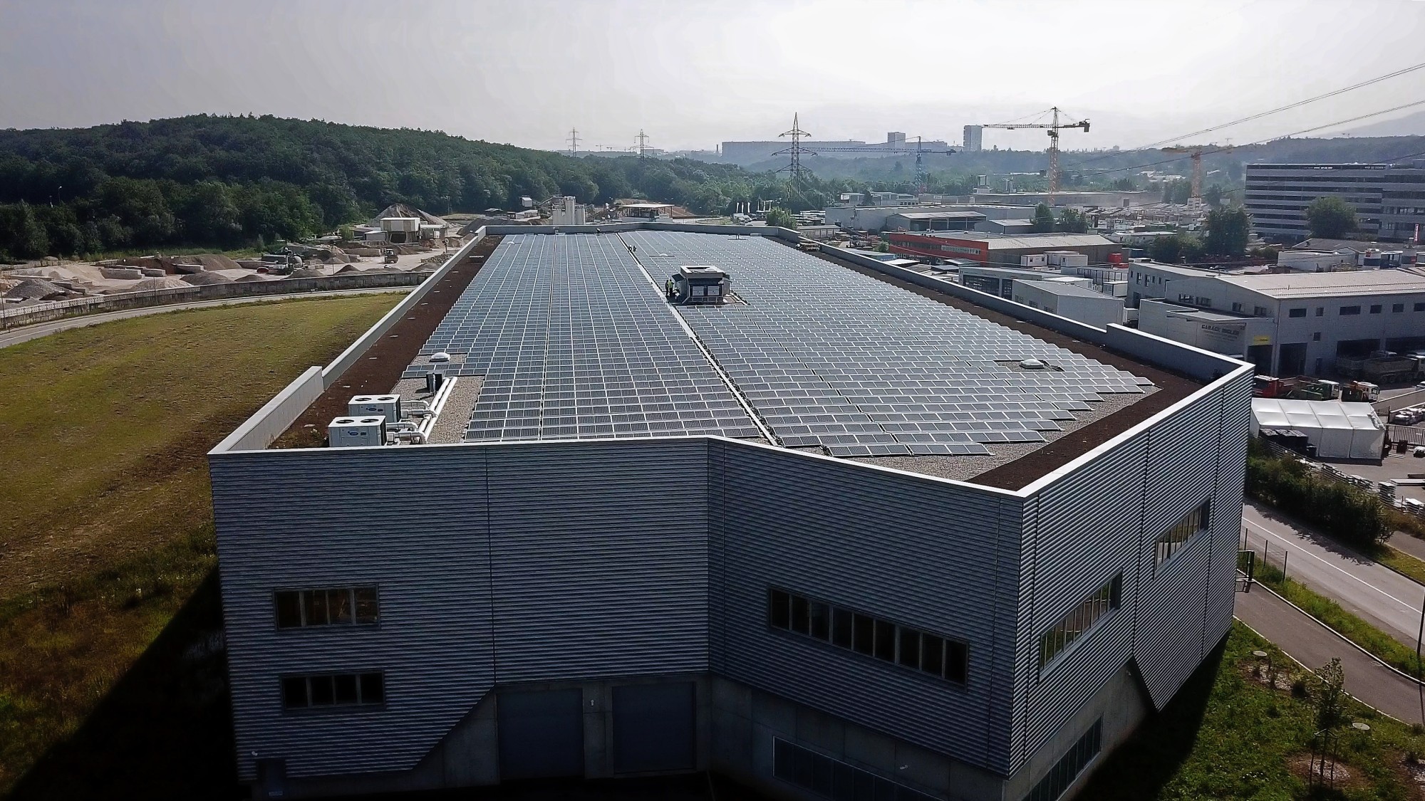 Inauguration d’une centrale solaire photovoltaïque dans la zone industrielle du Bois-de-Bay.