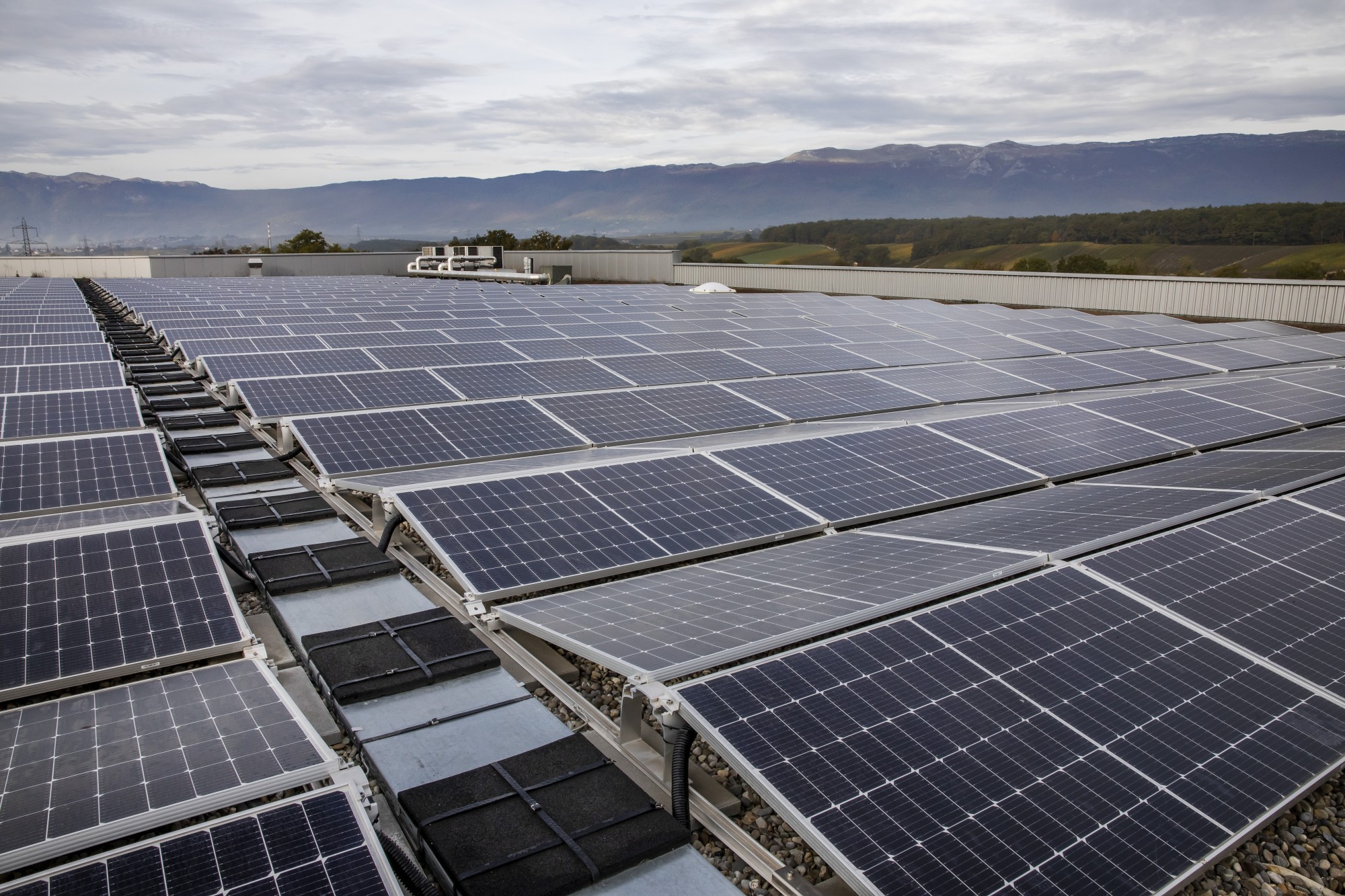 L’énergie solaire photovoltaïque produite est autoconsommée sur place à près de 10% pour les besoins du bâtiment, le reste est réinjecté dans le réseau principal.