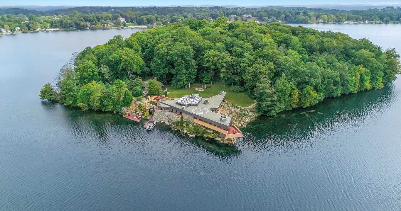 Vue du bâtiment principal, basé sur des plans antérieurs de Frank Lloyd Wright. L'île dispose également d'une plage privée, d'une jetée et d'un héliport.