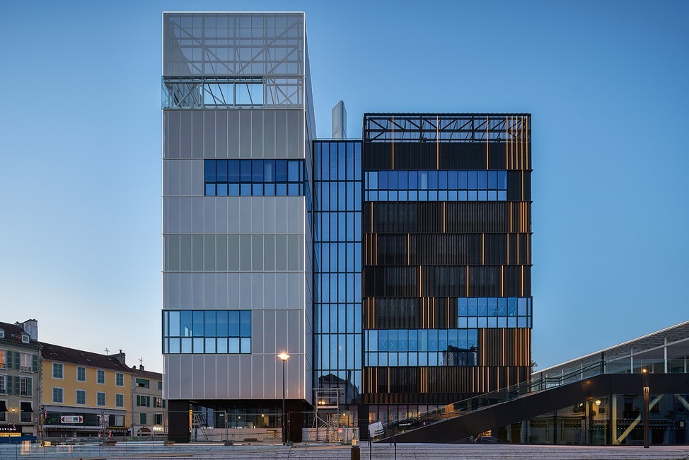 Le marché couvert et la tour administrative du Complexe de la République à Pau étaient délabrés depuis plusieurs années. Le nouveau bâtiment a relevé le défi.