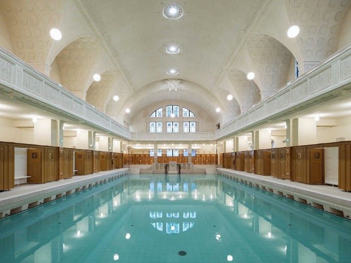 Construits par l’architecte Fritz Beblo, les Bains municipaux de Strasbourg sont un lieu emblématique de la ville. Le bâtiment nécessitait à la fois une restauration, une réhabilitation et la création de nouveaux espaces afin de lui permettre de redevenir