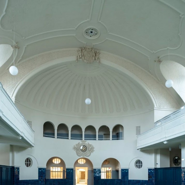 C’est un bâtiment qui ne laisse pas indifférent. Quand on le visite, il y a un rapport poétique très clair à l’espace, à la lumière. Il a beaucoup de charme. C’est une construction d’inspiration à la fois antique et néo-régionale.