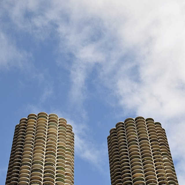 Chaque tour contient plus de quatre cents appartements et une rampe continue, en spirale vers le haut, de places de stationnement.