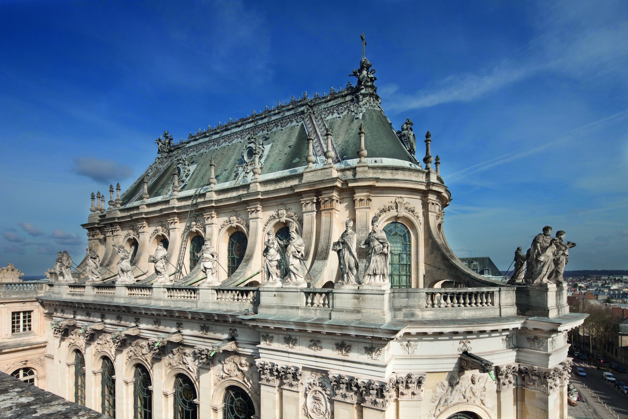 Après avoir traversé les siècles avec quelques rénovations mineures, la Chapelle royale avait besoin d’une restauration générale. Le toit et ses parements, la statuaire, les vitraux et la charpente nécessitaient une cure de jouvence.