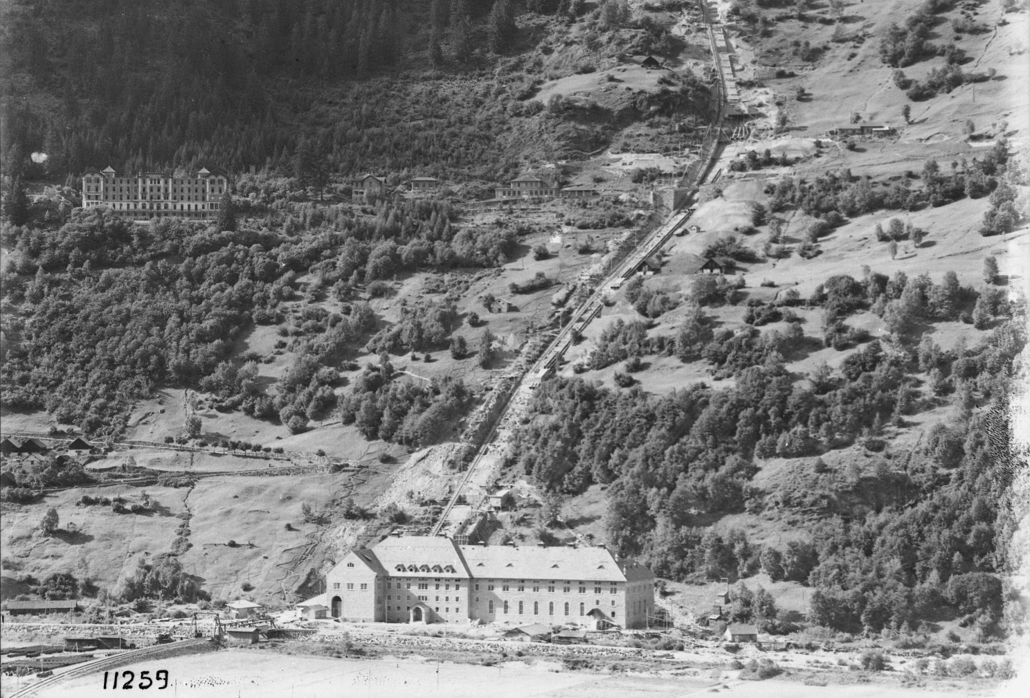 Une photo historique de 1919 montre le sanatorium (en haut à gauche) à flanc de montagne.