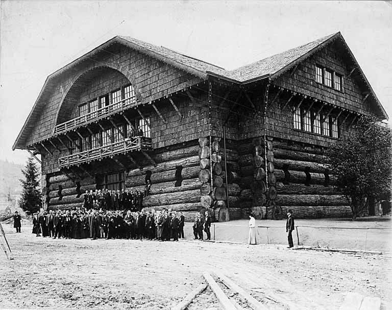 Les dimensions du bâtiment en bois étaient gigantesques: 63 m de long, 31 m de large et 22 m de haut.