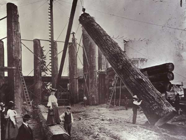 Une photo de 1904 donne un aperçu des techniques de construction du Forestry Building.