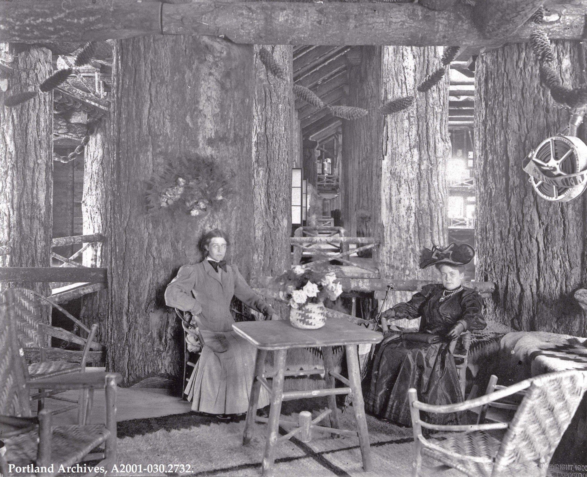 Deux femmes sont assises sur l'un des balcons à l'intérieur du bâtiment. La photo historique montre de manière impressionnante à quel point les poutres de soutien étaient massives dans le bâtiment.