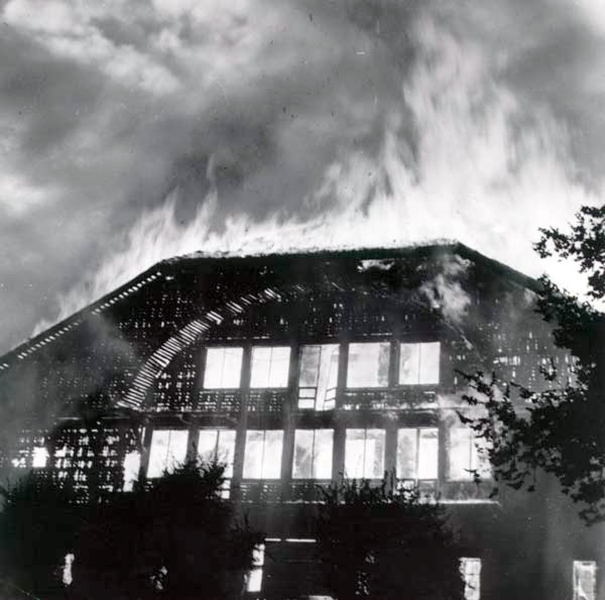 Le coup de grâce pour le Forestry Building: lors de l'incendie de 1964, le bâtiment a été réduit en cendres jusqu'aux fondations.