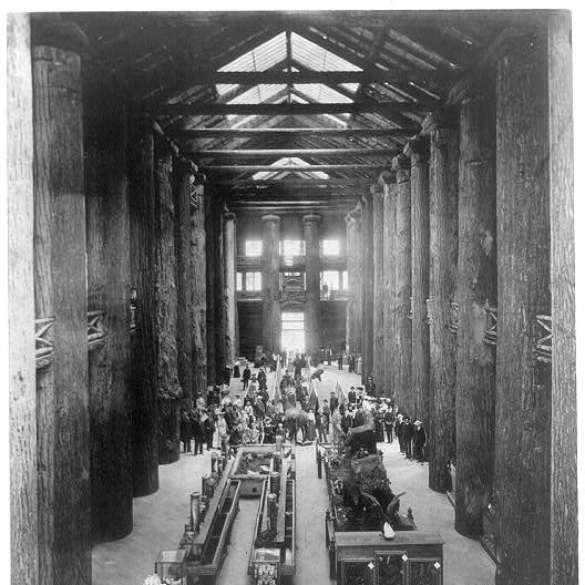 Photo de 1905: à l'intérieur du bâtiment, des produits forestiers, des animaux sauvages et des photographies indiennes étaient exposés.