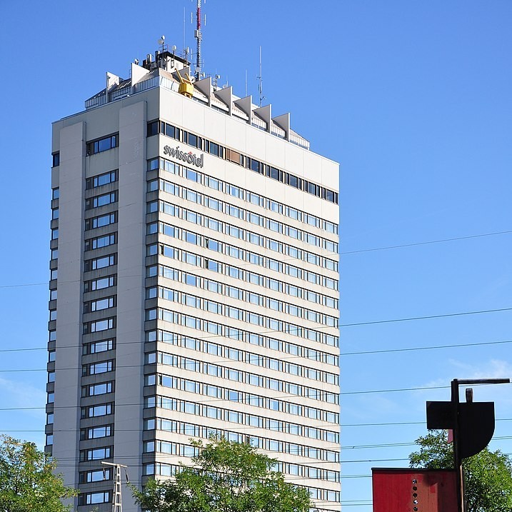 Photo du Swisshôtel de Zürich prise en 2010. L'hôtel situé dans la tour n'a pas survécu à la pandémie et a du être fermé en 2020.